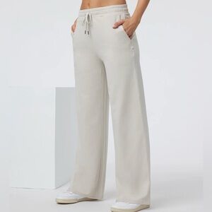 Vuori Halo Essential Wideleg Pant in Ecru Heather - Size S Excellent